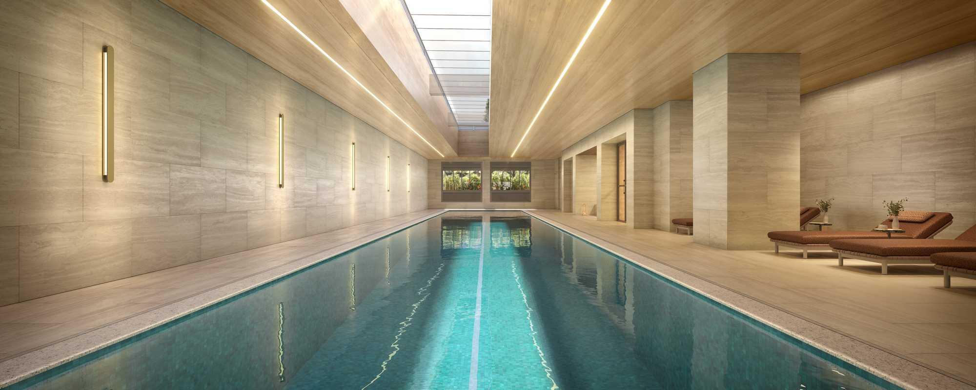 Piscina coberta com iluminação natural