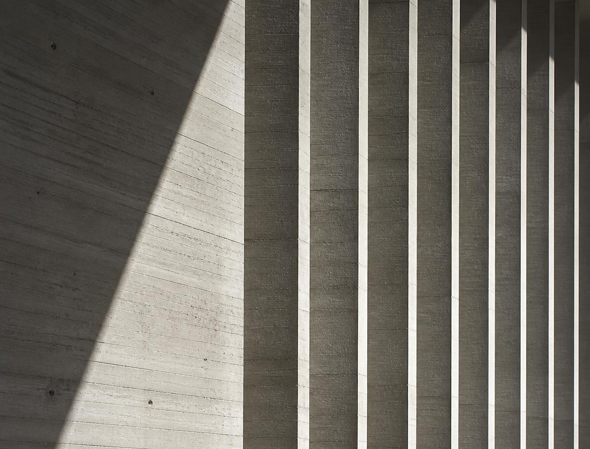 Detalhe de fachada de concreto aparente com brises verticais